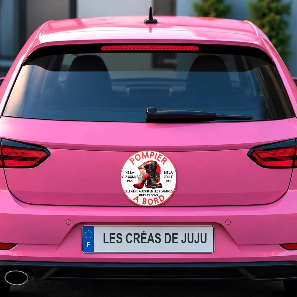 Magnet pompier à bord version féminine sur le coffre d'une voiture rose – Les Créas De Juju