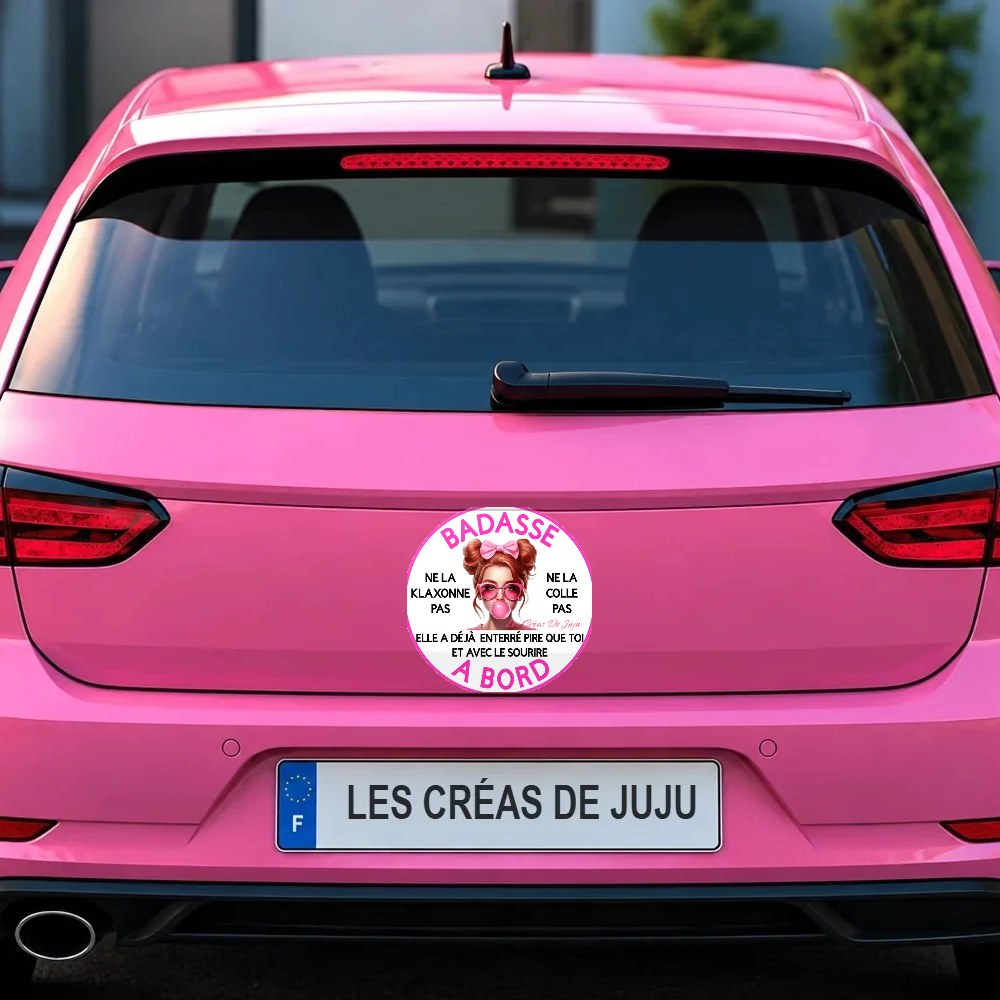 Stickers badasse à bord rousse sur le coffre d'une voiture rose – Les Créas De Juju