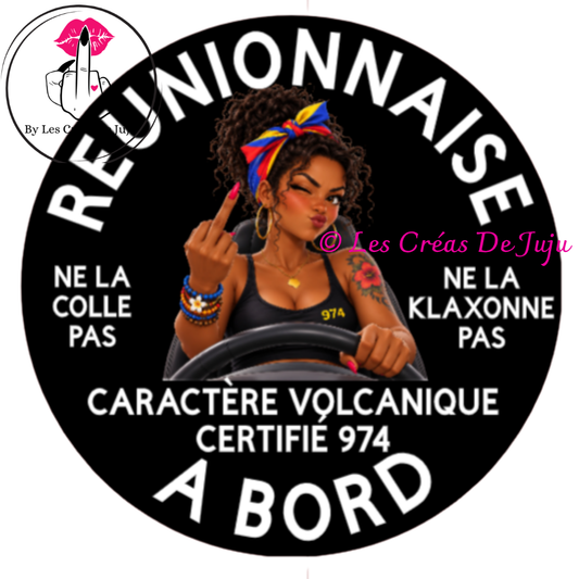 Magnet pour voiture humour "Réunionnaise à bord" fond noir, caractère volcanique certifié 974, 18 cm - Les Créas de Juju