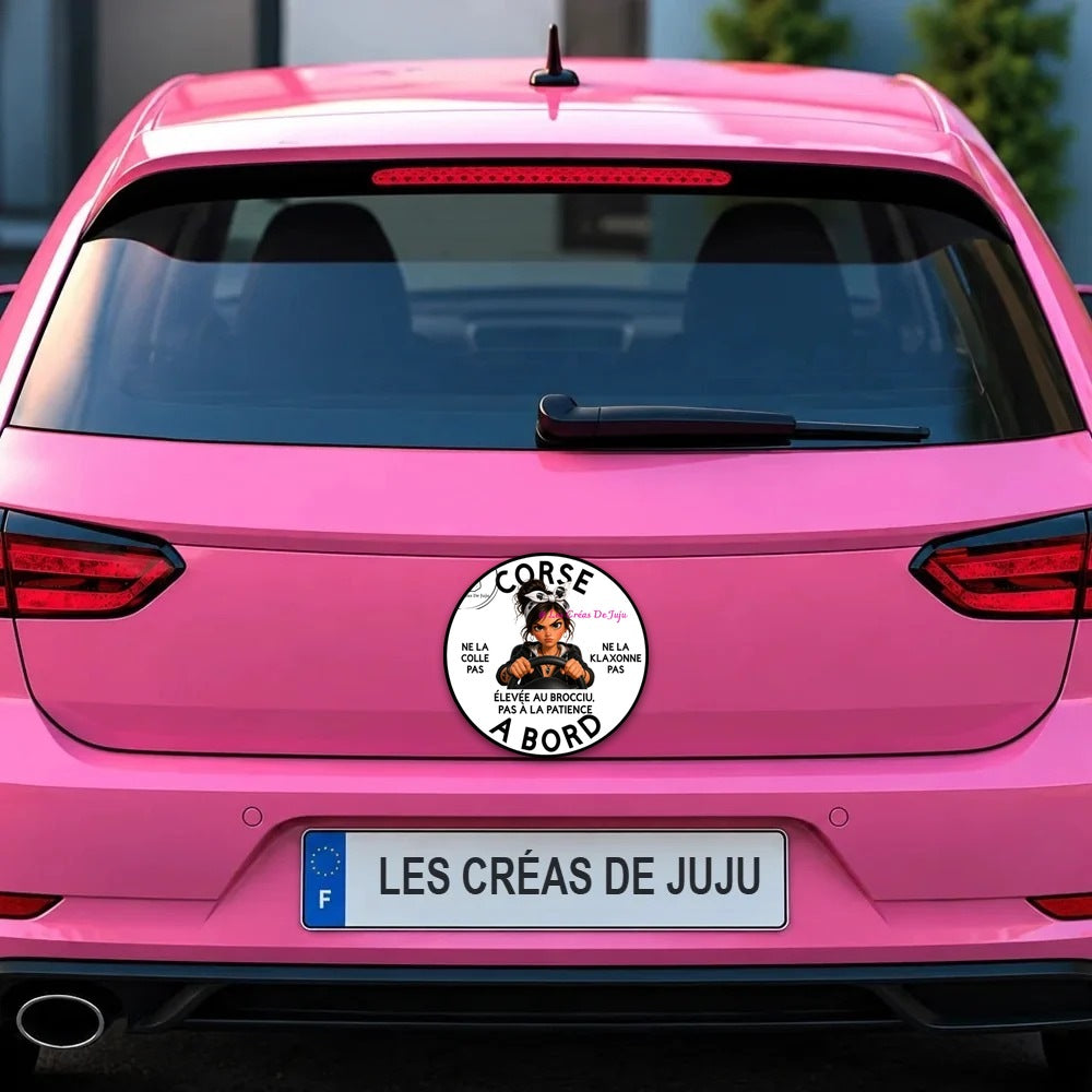 Magnet ou sticker Corse à bord fond blanc, élevée au brocciu, sur le coffre d'une voiture rose – Les Créas De Juju