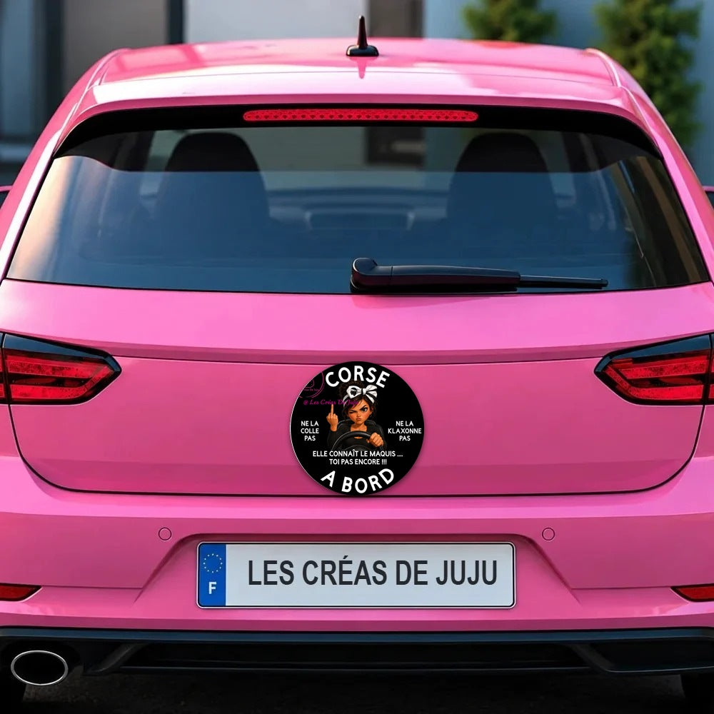 Magnet ou sticker Corse à bord fond noir, elle connaît le maquis, sur le coffre d'une voiture rose – Les Créas De Juju