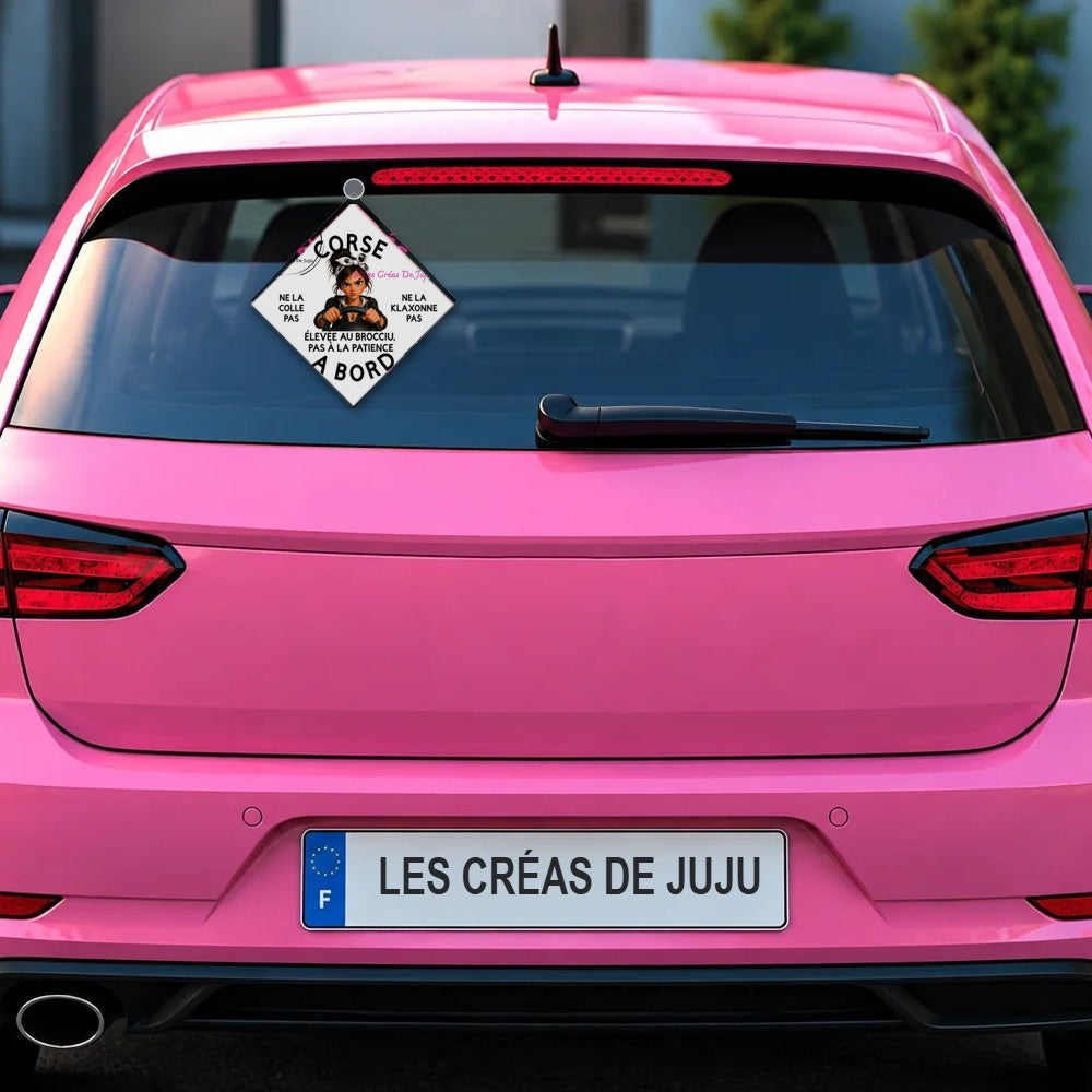 Plaque ventouse Corse à bord fond blanc derrière la lunette arrière d'une voiture rose – Les Créas De Juju