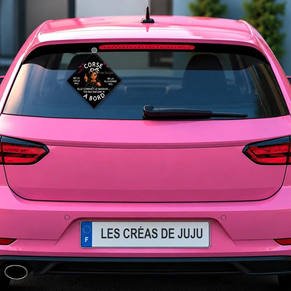 Plaque ventouse Corse à bord fond noir derrière la lunette arrière d'une voiture rose – Les Créas De Juju