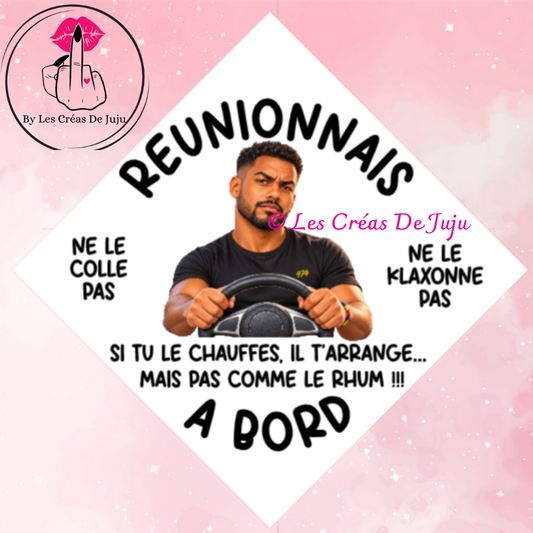 Plaque ventouse humour "Réunionnais à bord" homme fond blanc, si tu le chauffes il t'arrange mais pas comme le rhum, 14 x 14 cm - Les Créas de Juju