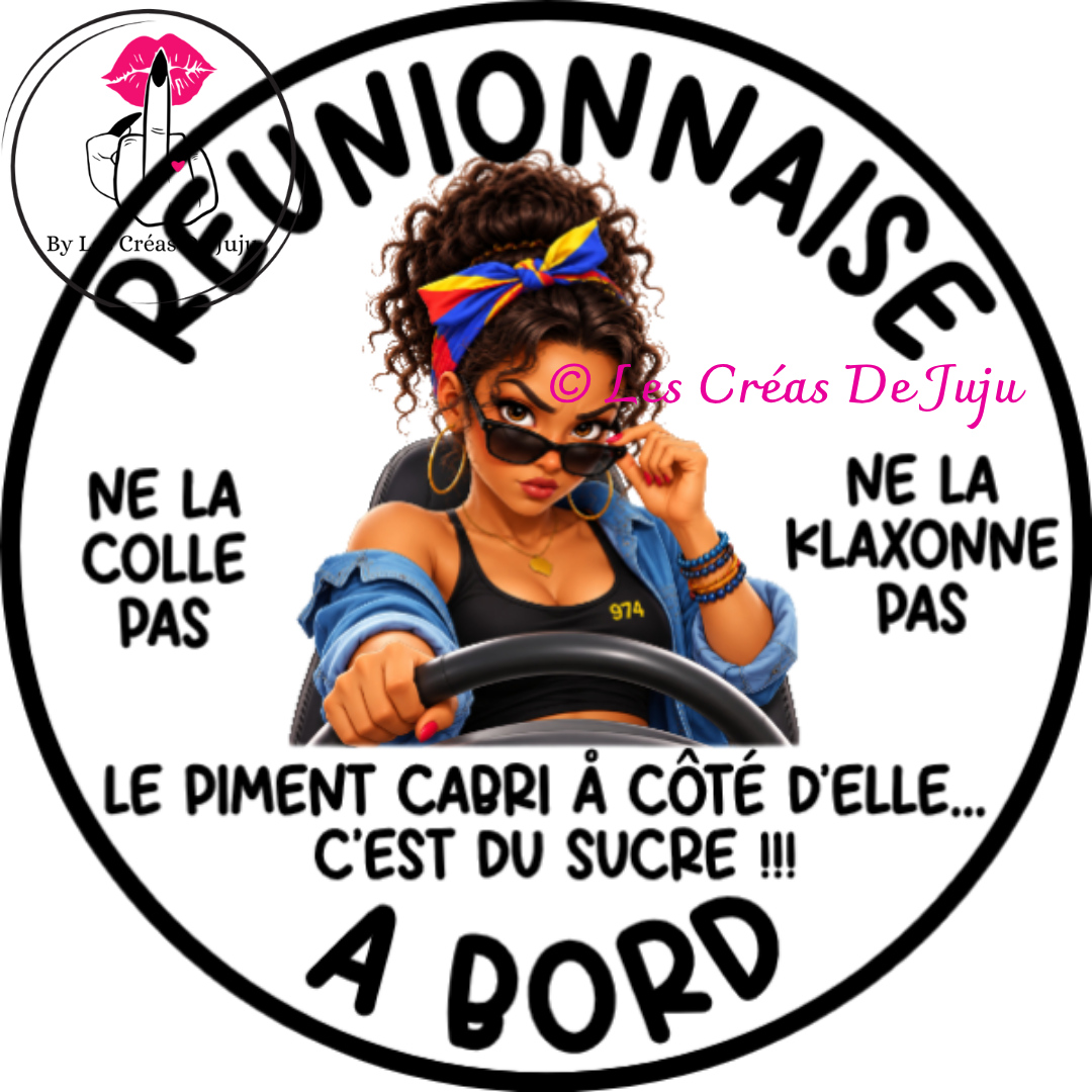 Sticker pour voiture humour "Réunionnaise à bord" fond blanc, le piment cabri à côté d'elle c'est du sucre, 18 cm - Les Créas de Juju