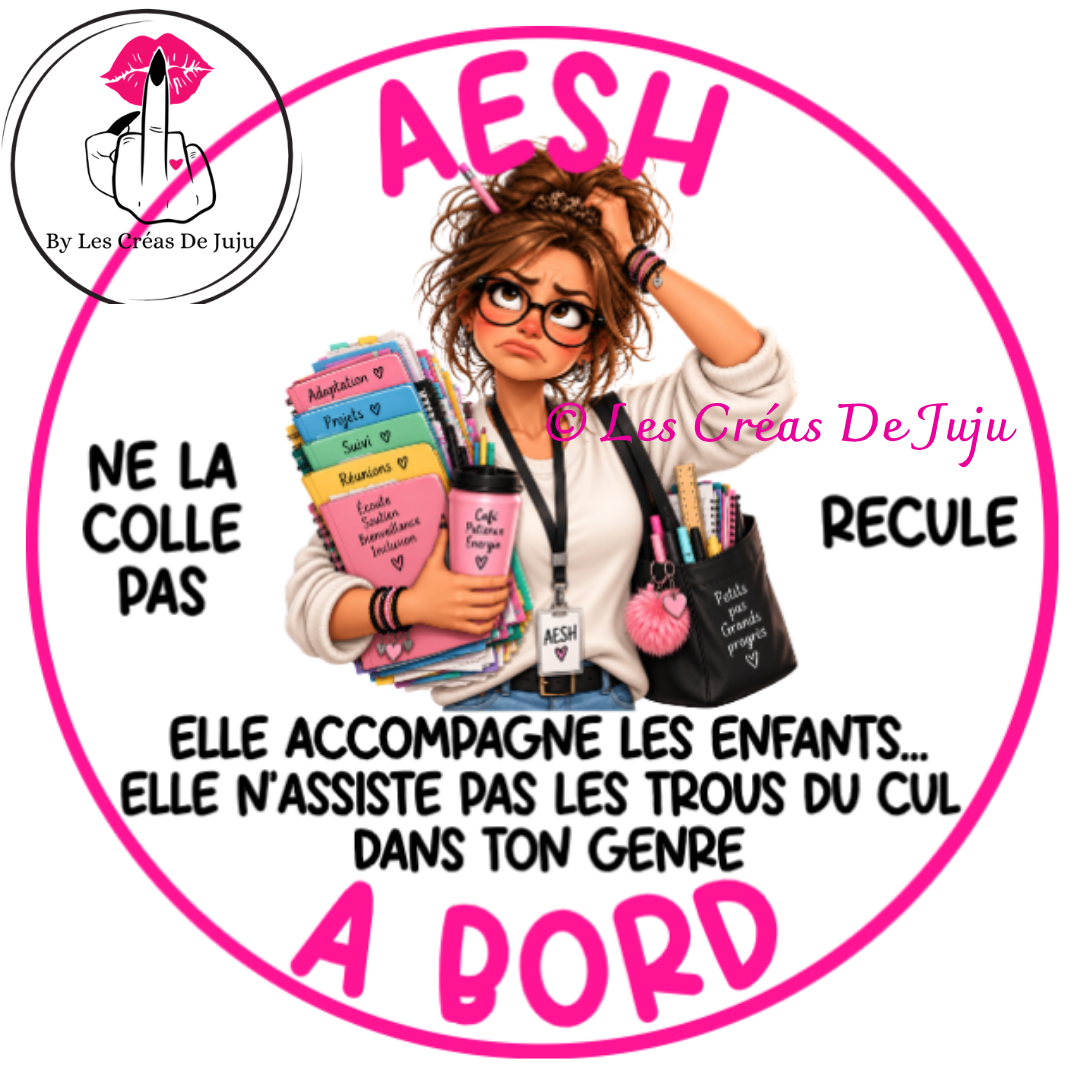 AESH à bord, sticker voiture humoristique rose avec une accompagnante et sa pile de cahiers