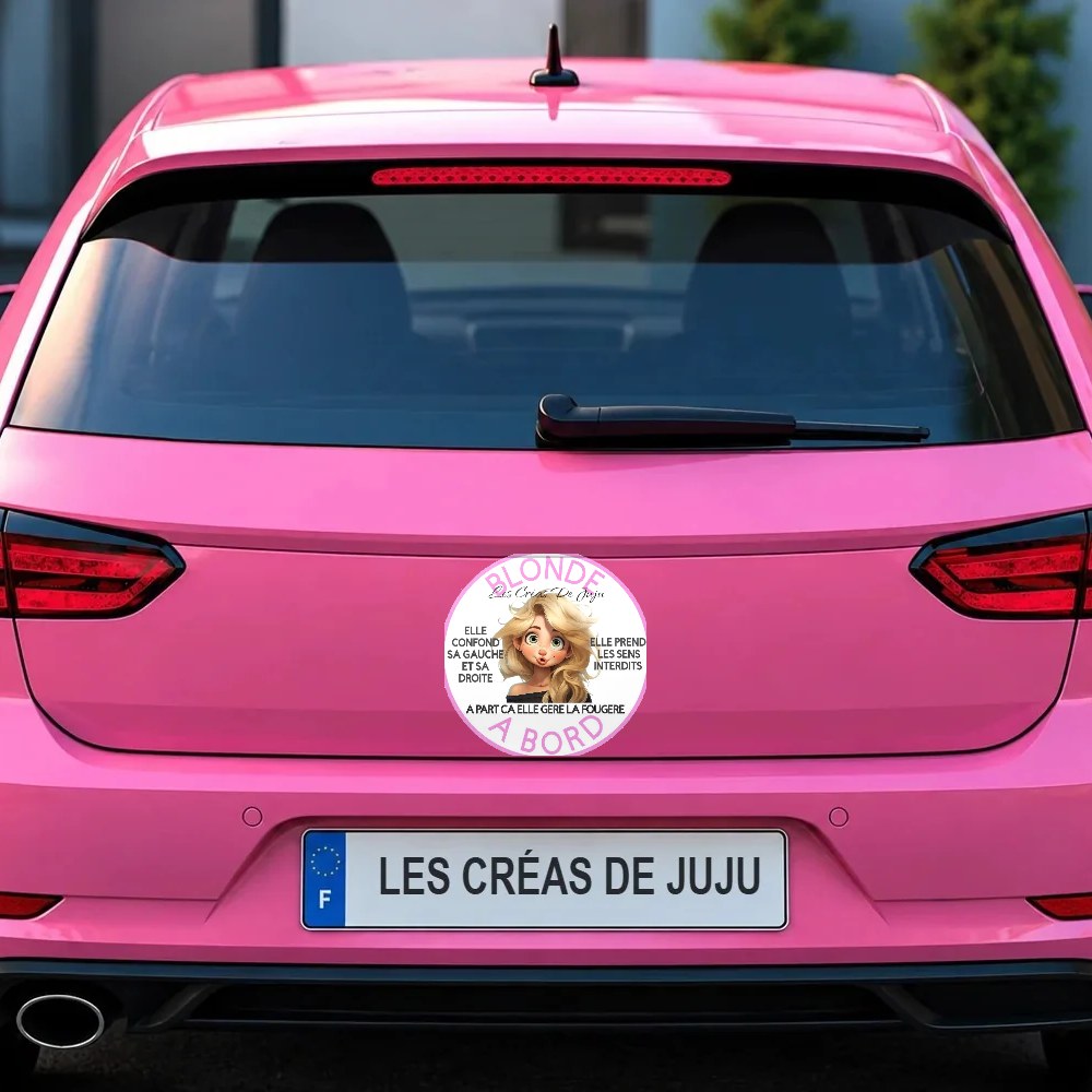 Stickers blonde à bord sur le coffre d'une voiture rose – Les Créas De Juju