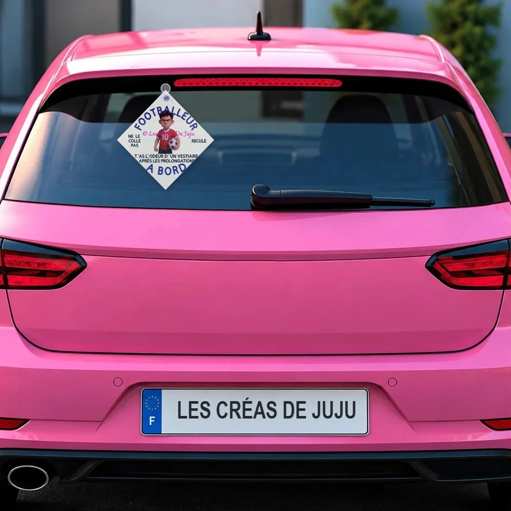 Plaque ventouse footballeur à bord plusieurs versions derrière la lunette arrière d'une voiture rose – Les Créas De Juju
