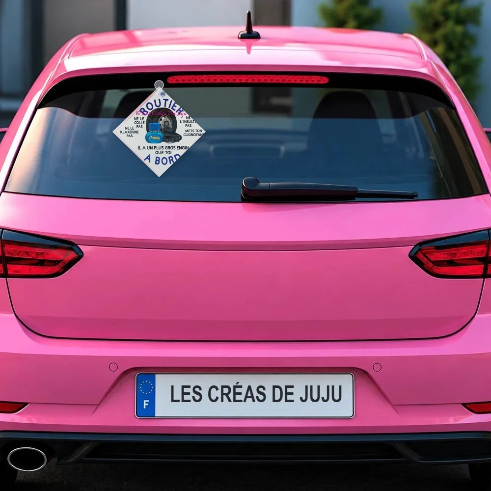 Plaque ventouse routier à bord derrière la lunette arrière d'une voiture rose – Les Créas De Juju