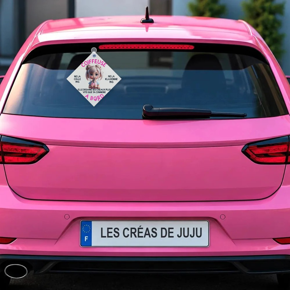 Plaque ventouse coiffeuse à bord derrière la lunette arrière d'une voiture rose – Les Créas De Juju
