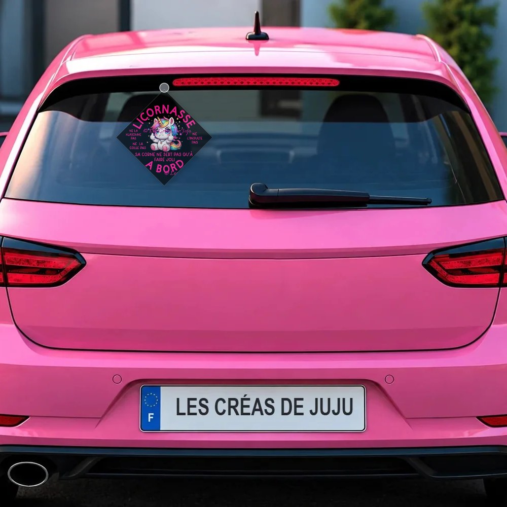 Plaque ventouse licornasse à bord fond noir derrière la lunette arrière d'une voiture rose – Les Créas De Juju