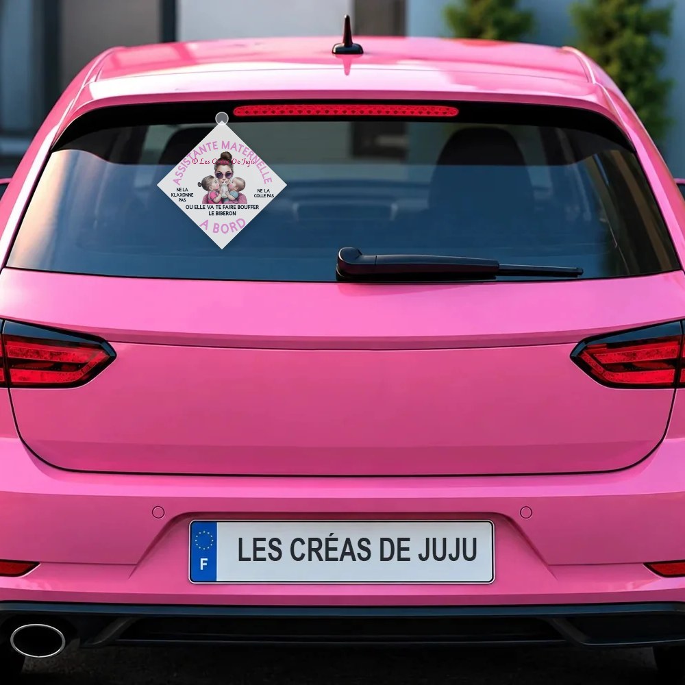 Plaque ventouse assistante maternelle à bord plusieurs versions derrière la lunette arrière d'une voiture rose – Les Créas De Juju
